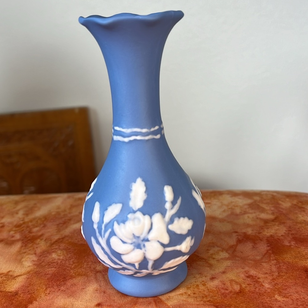 Handmade Blue and White Floral Small Vase - Picture 4 of 9